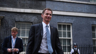 جيريمي هانت وزير الخزانة البريطاني وهو يغادر "10 داونينغ ستريت" بعد حضور اجتماع لمجلس الوزراء في لندن المملكة المتحدة